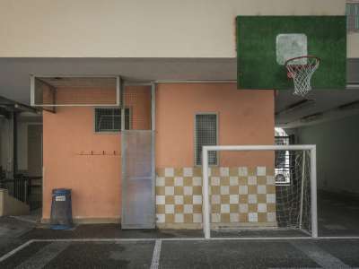 Nello spazio, da cui si accede anche al Palazzo dei Missionari, trovano posto il campetto di calcio, la mensa e aule per il catechismo